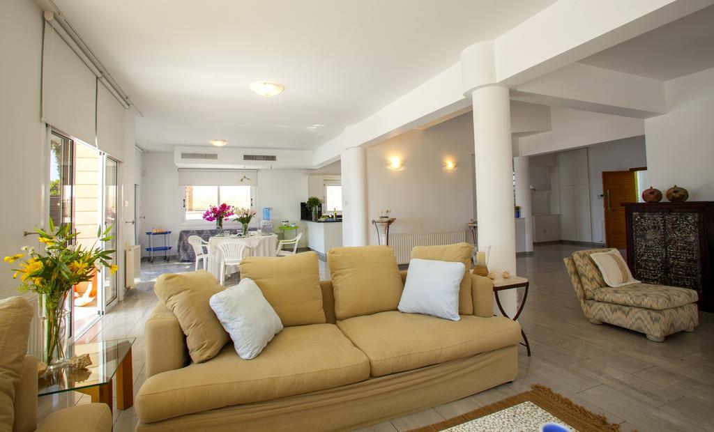 Meneou Beachfront Villa Sunset Perivolia Kamer foto