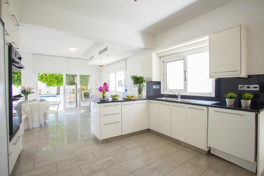Meneou Beachfront Villa Sunset Perivolia Kamer foto