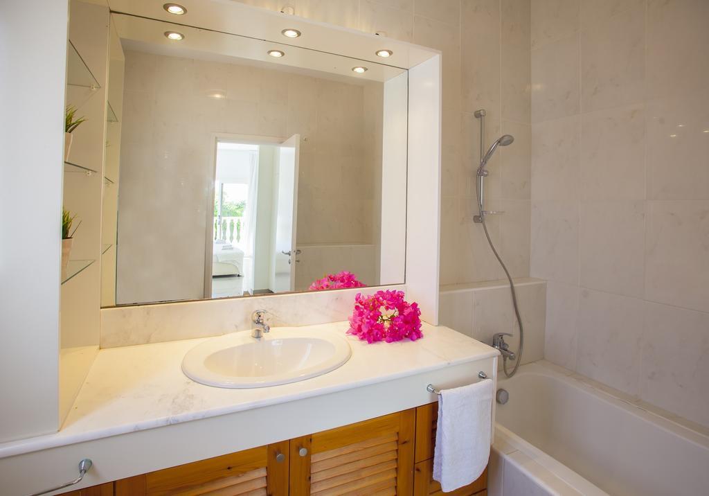 Meneou Beachfront Villa Sunset Perivolia Kamer foto